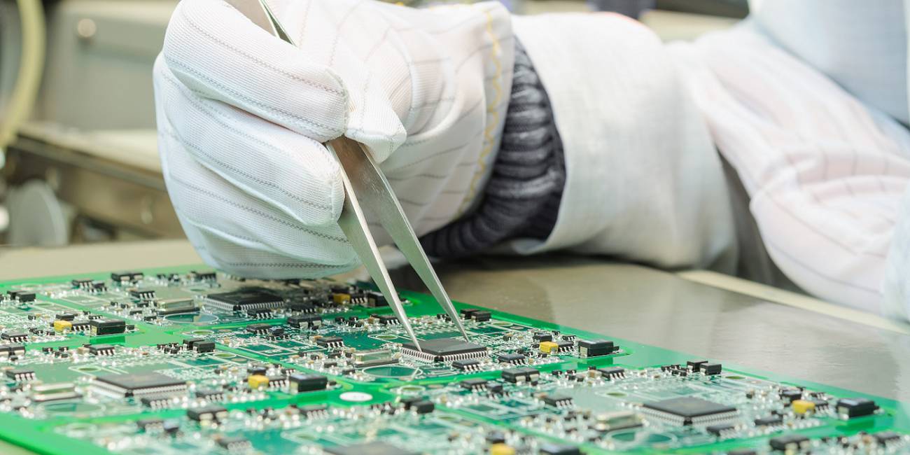 Inženir elektrotehnike za nadzor procesov v proizvodnji elektronike (m/ž)