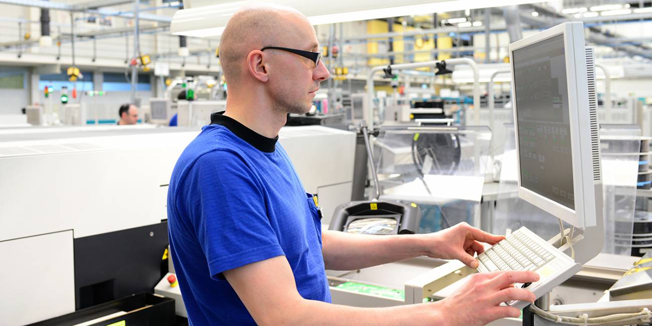 Urejevalec - operater na optičnih, merilnih in robotskih sistemih (m/ž)
