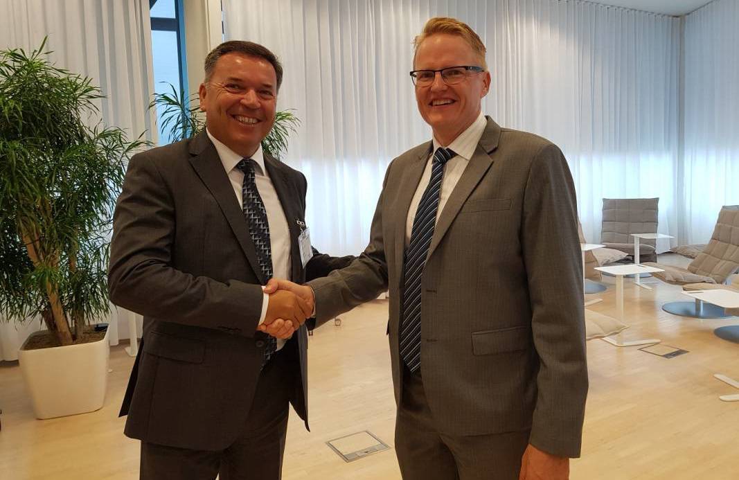 Peter Novak, komercialni direktor Kolektor Etre, in Timo Kiiveri, podpredsednik Fingrida, po podpisu pogodbe