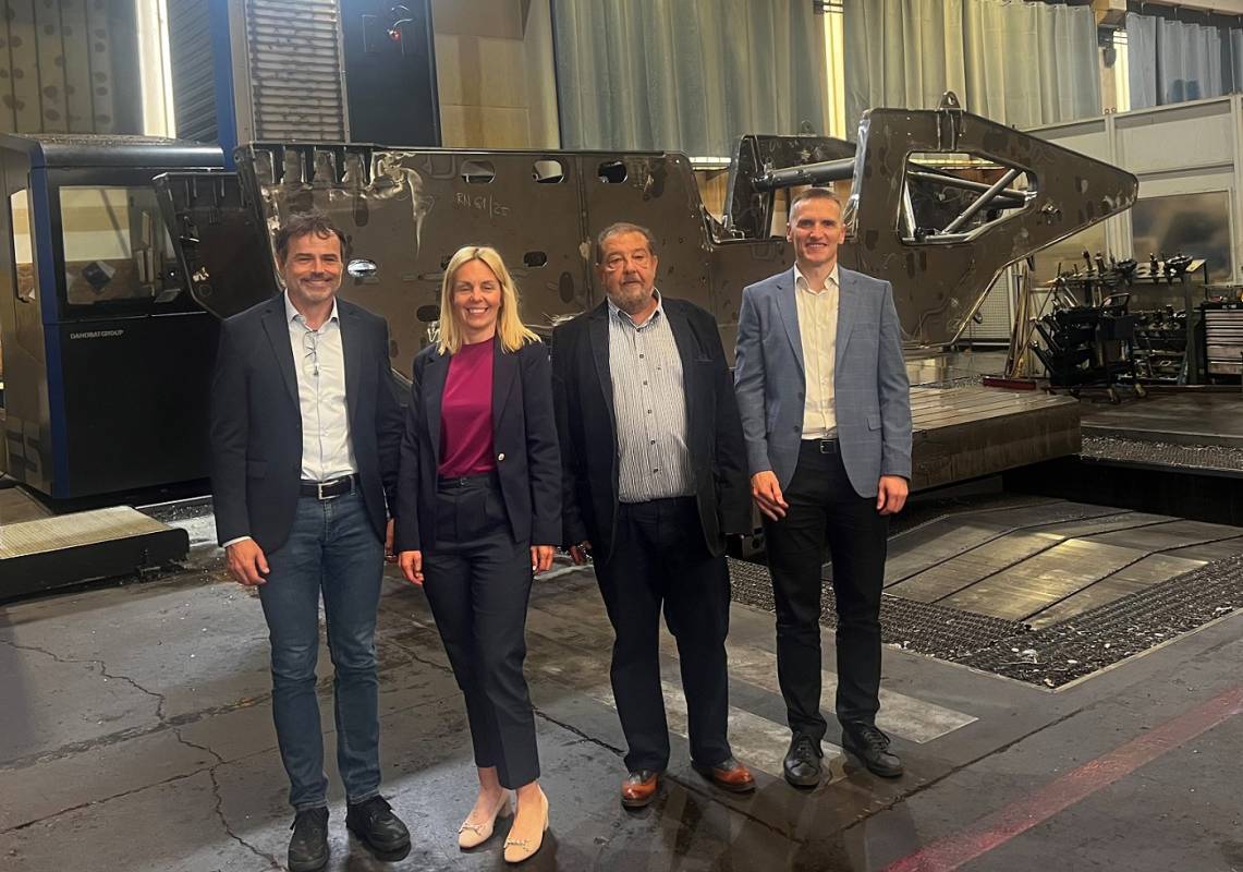 Na fotografiji: Rok Vodnik, direktor skupine Kolektor Technologies​, Brigita Šturlić Plevnjak, prokuristka podjetja Kolektor Midi, Rajko Šarić, direktor podjetja Kolektor Midi, Franc Florjančič, direktor skupine Kolektor Technologies.