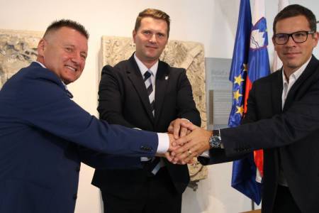 Podpis pogodbe za izgradnjo nove Osnovne šole Frana Albrehta Kamnik